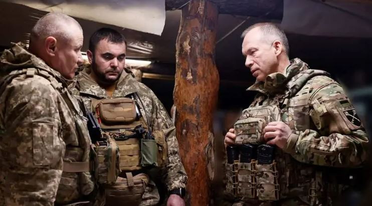 Do đó, chúng ta có thể thấy rằng, đợt “tấn công mùa hè” hiện tại của Quân đội Nga dựa vào cuộc tấn công nghi binh theo hướng Kharkov, nhưng hướng tiến công chính là mặt trận Donetsk, đã đẩy Quân đội Ukraine vào thế bị động chiến lược, và có thể nhận thấy rõ ràng nhất đó là họ đang thất thế về mặt chiến thuật. (Nguồn ảnh: cm.163, Reuters, Ukrinform, Sputnik).