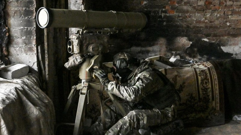 Quân Nga trên hướng Novoselivka Persha và Novogrovka liên tục mở cuộc tấn công ác liệt, với ý định “không hề giấu diếm”, đó là tiếp cận khu vực phía nam thành phố Pokrovsk. Trong khi Quân đội Ukraine không thể phối hợp đa tuyến và liên kết chiến trường, nên càng rơi vào tình trạng rối loạn. 