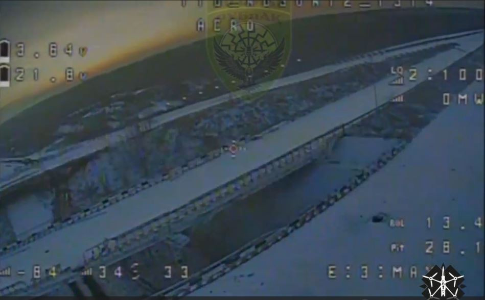 Lúc này, người điều khiển chiếc FPV thứ ba có vẻ rất kiên nhẫn, anh ta liên tục bay cùng chiếc BMPT mà không vội vã tấn công. Sau đó, xe BMPT chạy dưới gầm cầu đường cao tốc hai làn, chiếc FPV thậm chí còn bay qua cầu nhưng không thấy chiếc BMPT ra ngoài. 