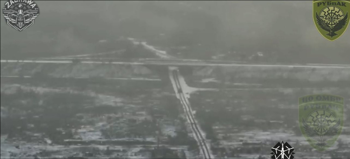 Vì vậy, chiếc Terminator không dừng lại sau vụ nổ mà vẫn rút lui với tốc độ cao, với hy vọng rút về vị trí của mình. Sau khi hai chiếc máy bay không người lái FPV đầu tiên không tấn công được, chiếc FPV thứ ba lại xuất hiện. 