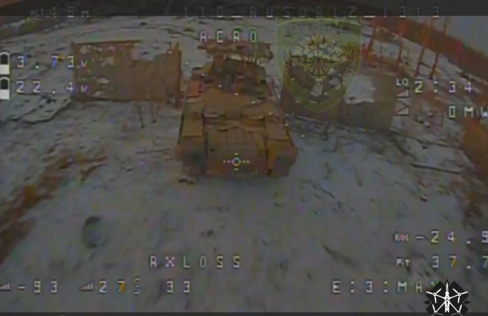 Sau đó, chiếc FPV đầu tiên bay mang theo đầu đạn chống tăng RPG (Việt Nam gọi là đạn B-41) và chọn vị trí tấn công là ở phía trước xe. Tuy nhiên, mặt trước của BMPT Terminator có lớp giáp bảo vệ hạng nặng, tương tự xe tăng T-90A, nên đầu đạn PRG không thể xuyên thủng lớp giáp.