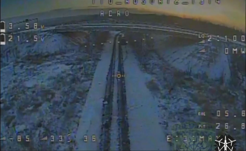 Chiếc FPV quay lại khe hở cầu, hạ độ cao quan sát thì phát hiện xe BMPT đang ẩn nấp dưới khe hở cầu. Sai lầm là người lái xe BMPT đã dừng xe, tạo cơ hội cho cho chiếc FPV tận dụng lợi thế đánh trúng vào khoang động cơ, chỉ được bảo vệ bởi lớp giáp yếu phía sau thân xe.