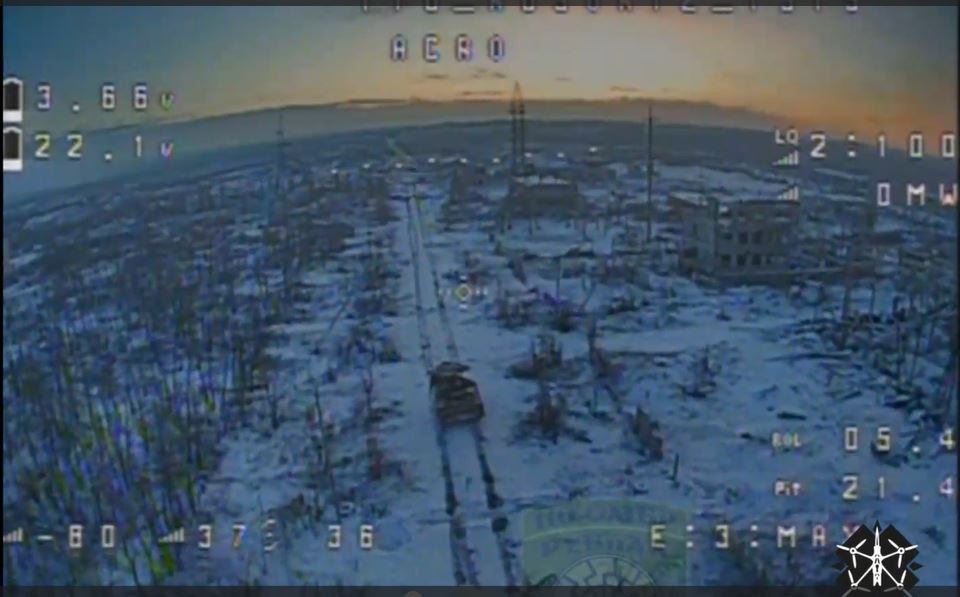 Khi phát hiện mối đe dọa từ FPV của Ukraine, kíp xe BMPT bắt đầu rút lui, nhưng lúc này điểm yếu của chiếc xe đã lộ rõ trước FPV. Chiếc FPV thứ hai đã xuất hiện ngay lập tức, lái xe BMPT tăng tốc độ lên là 50 đến 60 km/giờ, nhưng chiếc FPV có thể đạt tốc độ tới hàng trăm km/giờ, nhanh hơn nhiều so với chiếc BMPT. 