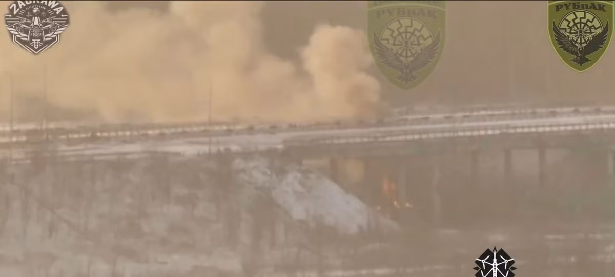 Những chiếc FPV của Ukraine đã kiên trì tìm cơ hội, tấn công vào phía sau xe hỗ trợ xe tăng; sau khi đạn chống tăng xuyên thủng lớp giáp, đã làm nổ tung động cơ và đốt cháy nhiên liệu, khiến chiếc xe hỗ trợ tăng đắt tiền này bốc cháy. 