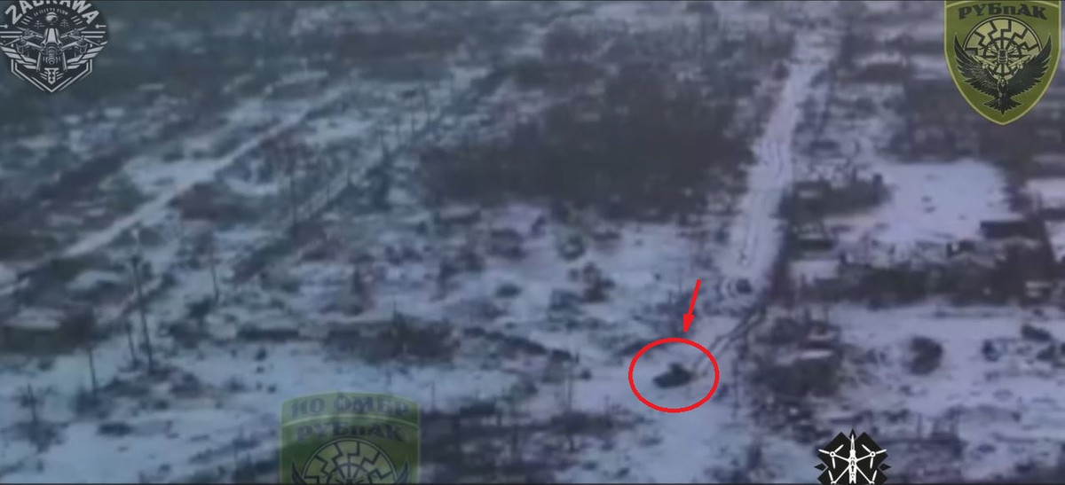 Tuy nhiên ở mặt trận Avdiivka, một chiếc BMPT Terminator có giáp lồng chống UAV tự sát ở tháp pháo, đang lao đi trên chiến trường đổ nát, sau đó dừng cạnh bức tường thấp để ẩn nấp. Lúc này, UAV của Ukraine đã phát hiện chiếc BMPT Terminator.