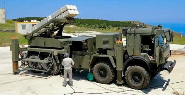 Theo tin tức từ tờ "Eurasia Times" của Ấn Độ ngày 24/11, Thổ Nhĩ Kỳ đã cung cấp cho Ukraine bệ phóng tên lửa HIMARS phiên bản Thổ Nhĩ Kỳ; đó là hệ thống pháo phản lực TRLG-230, phóng tên lửa dẫn đường chính xác tầm xa. Hiện có thông tin, Ukraine đã triển khai TRLG-230 vào chiến đấu. 