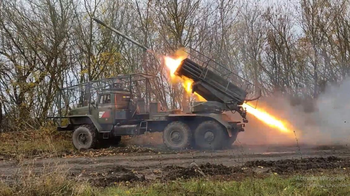 Bạn phải biết rằng, RFAF tổ chức các trận tấn công tương tự, trước tiên họ phải sử dụng pháo binh “cày xới” trận địa của đối phương tới mức “mềm nát”, tức là khả năng chống trả của đối phương tới mức không thể gây nguy hại, lúc này bộ binh được xe tăng và xe chiến đấu bộ binh dẫn dắt, mới từ từ tiến lên. Do vậy, chỉ khi pháo binh của RFAF chuyển làn, quân Ukraine mới chui ở hầm trú ẩn và vào vị trí chiến đấu. 