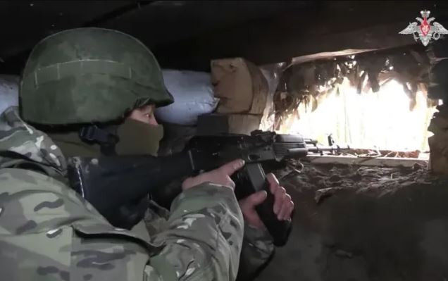 Còn Quân đội Ukraine (AFU) rõ ràng đã mất cảnh giác, khi lực lượng đặc nhiệm Triều Tiên vượt qua bãi mìn, trước khi vội vàng nổ súng đánh chặn. Lúc này, màn trình diễn chiến đấu của lính Triều Tiên một lần nữa rất ấn tượng.