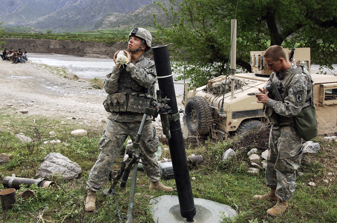 Nhưng theo các chuyên gia pháo binh, các loại súng cối cỡ nòng từ 60-82mm, đều được xếp là vũ khí hỏa lực đi cùng bộ binh, nên trận địa bắn thường được bố trí ngay phía sau các phân đội bộ binh; sử dụng phương pháp ngắm bắn trực tiếp và sửa bắn ngay tại pháo.