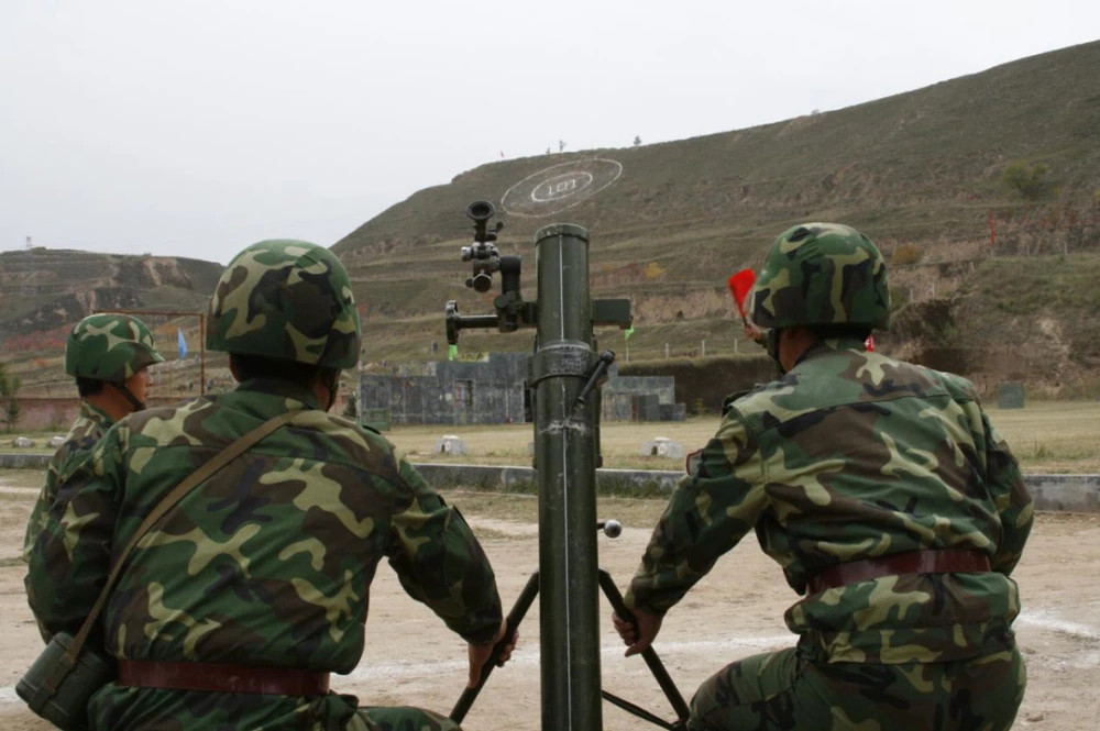 Đặc điểm rất riêng của súng cối là cấu tạo cực kỳ đơn giản, thông thường gồm 4 bộ phận là nòng súng, bàn đế, chân súng và bộ phận ngắm. Đặc điểm lớn thứ hai là súng cối bắn ở xạ giới cao (góc bắn trên 45 độ), nên thường để dùng bắn những mục tiêu ẩn nấp sau khối chắn.