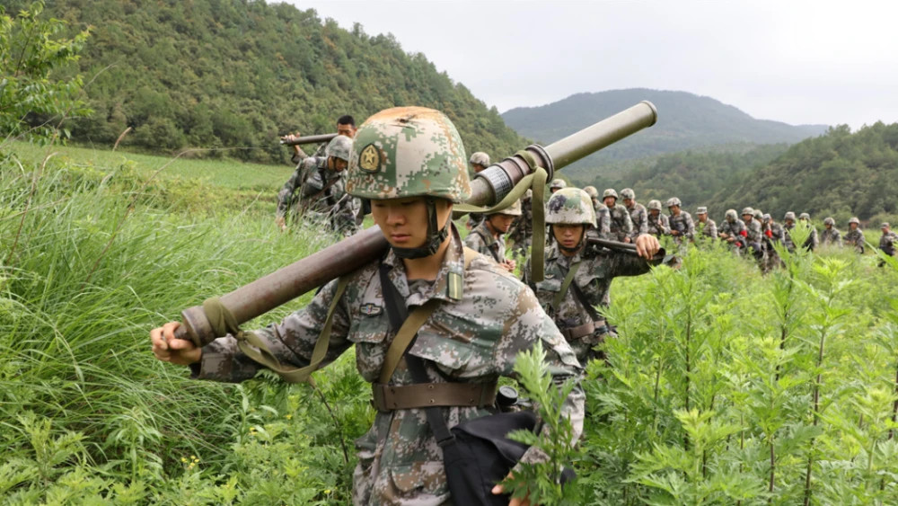Còn Trung Quốc, từ lâu được mệnh danh là “vua tác chiến trên bộ”, Quân đội Trung Quốc cũng được trang bị rất nhiều các loại súng cối, nhưng phần lớn là các mẫu súng cối trước kia của Quân đội Trung Quốc, đều được sao chép từ các mẫu súng cối của Liên Xô, nhưng có cải tiến cho phù hợp với Quân đội Trung Quốc là mang vác bằng sức người.