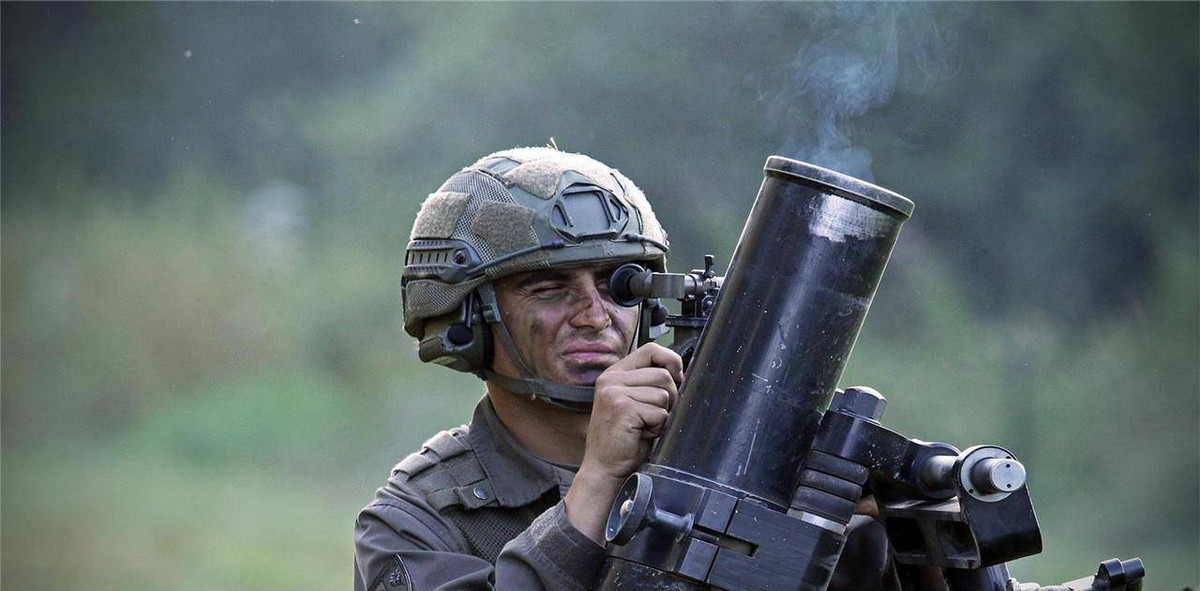 Khi mới ra đời, cả pháo và súng cối đều sử dụng nòng trơn; sau này để cho viên đạn đi xa và có sức công phá mạnh hơn, nòng pháo có khắc rãnh xoắn (rãnh khương tuyến), nhưng súng cối vẫn cơ bản giữ nòng trơn (một số loại súng cối cỡ nòng lớn hiện có rãnh xoắn), tuy nhiên đạn có hình dáng khí động học (có cánh đuôi).