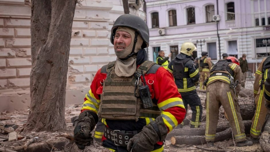 Việc AFU tổ chức lễ trao tặng huân chương tại một khu vực dân cư, họ có nghĩ rằng RFAF sẽ không dám tấn công? Trên thực tế, cả quân đội Nga và Ukraine, đã xảy ra rất nhiều thiệt hại, vì tổ chức trú quân trong các khu dân cư. Tại sao họ vẫn chưa rút ra được bài học?