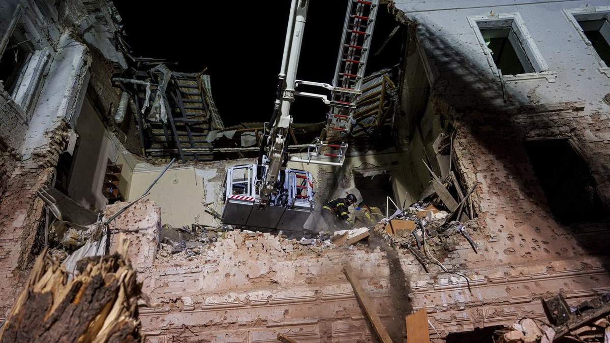 Còn việc RFAF tấn công các khách sạn lớn, nơi họ cho là có lính đánh thuê nước ngoài đồn trú; tuy nhiên chính quyền Ukraine cho biết, đó là các nhà báo hoặc khách du lịch quốc tế và có rất nhiều thường dân đang ăn tối ở những nơi đó vào thời điểm tên lửa của RFAF tấn công. (nguồn ảnh Military Review, Sina, Ukrinform). 