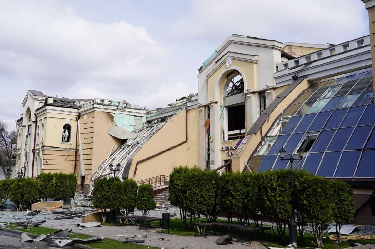 AFU thường bố trí doanh trại, kho tàng, sở chỉ huy trong các cơ sở dân sự. Trước đó, một số pháo phản lực phóng loạt RM-70 Vampire do Séc viện trợ, đã được giấu trong một trung tâm mua sắm ở Kharkov, nhưng bị tình báo Nga phát hiện và tên lửa của RFAF đã phá hủy nó. Nhưng chính quyền Ukraine cho biết, có một bữa tiệc dành cho trẻ em ở đó.