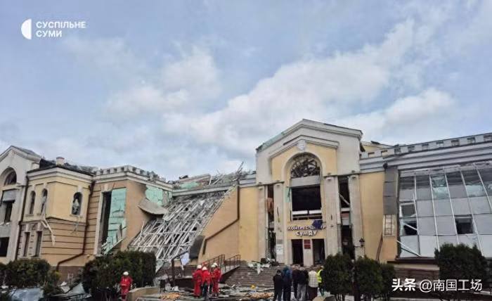 Ông Mosychuk cho biết thêm, tham dự buổi lễ còn có Trưởng ban động viên thời chiến của tỉnh Sumy, Thống đốc Tỉnh Sumy Artyukh, thành viên Verkhovna Rada (Quốc hội) Ukraine, Ananchenko; cùng một số lượng lớn binh lính và thường dân Ukraine. Cuộc tấn công làm một số lượng lớn binh lính Ukraine thương vong.