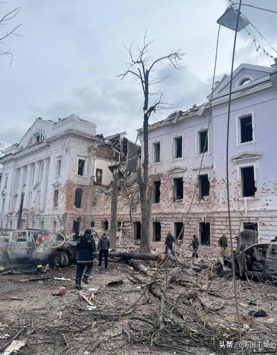 Theo phía Nga, có người đã đăng tin nhắn trực tuyến trước rằng, sẽ tổ chức lễ trao giải cho Lữ đoàn Phòng vệ Nội địa số 117 tại Trung tâm Hội nghị của thành phố Sumy, và sau đó đã bị tình báo Nga phát hiện. Việc AFU tổ chức sự kiện tại các khu dân cư, hành động này dễ gây ra thương vong cho dân thường.