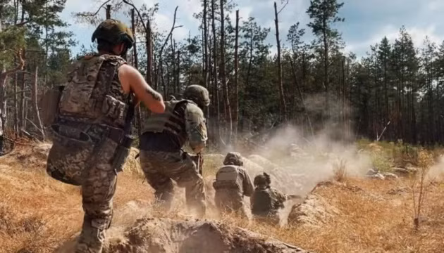 Tổng thống Ukraine Zelensky cho biết trong một cuộc phỏng vấn rằng, tỷ lệ sức mạnh giữa Quân đội Ukraine và Quân đội Nga đã đạt tới 1:8. Đây chắc chắn không phải là một sự cường điệu. Do thiếu hỏa lực trợ chiến, nên chỉ huy Ukraine phải sử dụng “chiến thuật biển người”, khiến thương vong binh lính càng tăng cao.