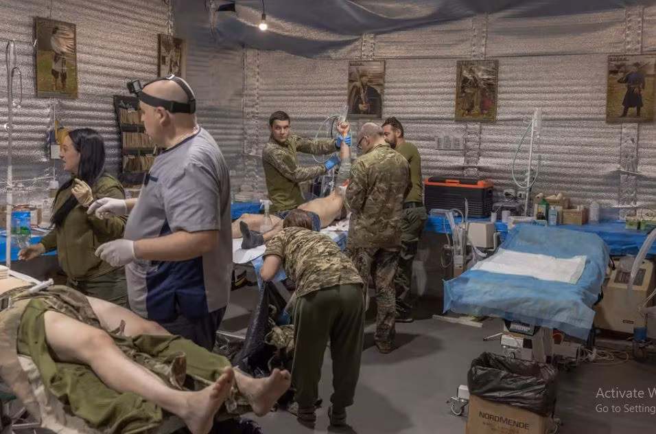 Gần đây, giao tranh ở hướng mặt trận Pokrovsk-Kurakhove, Kursk và Kupyansk diễn ra ác liệt, nên số người thương vong tới 2.000 mỗi ngày, đã trở thành bình thường. Nói cách khác, với khả năng bổ sung hiện tại của Quân đội Ukraine, số tân binh huy động được ở hậu phương trong một tháng, sẽ được sử dụng hết trong vòng 10 ngày, kể từ khi được đưa ra tiền tuyến.