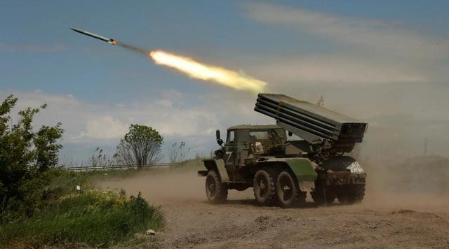 Theo các chuyên gia phân tích, nếu trong những tuần tới, NATO không thể tăng viện trợ quân sự toàn diện cho Ukraine; đồng thời AFU không đưa ra kế hoạch bổ sung quân bền vững trong vòng ba tháng tới, thì tuyến phòng thủ của AFU có khả năng phải đối mặt với sự sụp đổ về mặt cấu trúc trong chiến dịch mùa hè của RFAF.