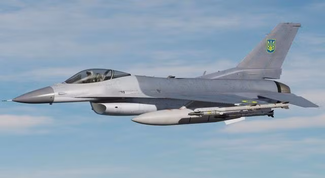 Thứ ba, lực lượng phòng không Nga vừa bắn hạ một máy bay chiến đấu F-16 của Ukraine. Ngày 12/4, Tổng thống Zelensky xác nhận Pavel Ivanov, 26 tuổi, phi công lái máy bay chiến đấu F-16 của Không quân Ukraine, đã hy sinh trong một trận không chiến. Tin tức từ Nga cho biết, máy bay F-16 đã bị tên lửa S-400 của Nga, bắn hạ ở tỉnh Sumy.