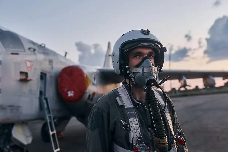 Một điểm cần nhấn mạnh ở đây là mặc dù phi công Ivanov, người vừa hy sinh, đã được đào tạo bay F-16 ở Anh và Hà Lan, nhưng bất kỳ phi công nào cũng phải mất tám năm mới có thể thành thạo lái máy bay chiến đấu. Cuộc chiến tranh ở Ukraine chỉ mới diễn ra được hơn ba năm và khoảng thời gian này là quá ít, đối với các phi công trẻ người Ukraine.