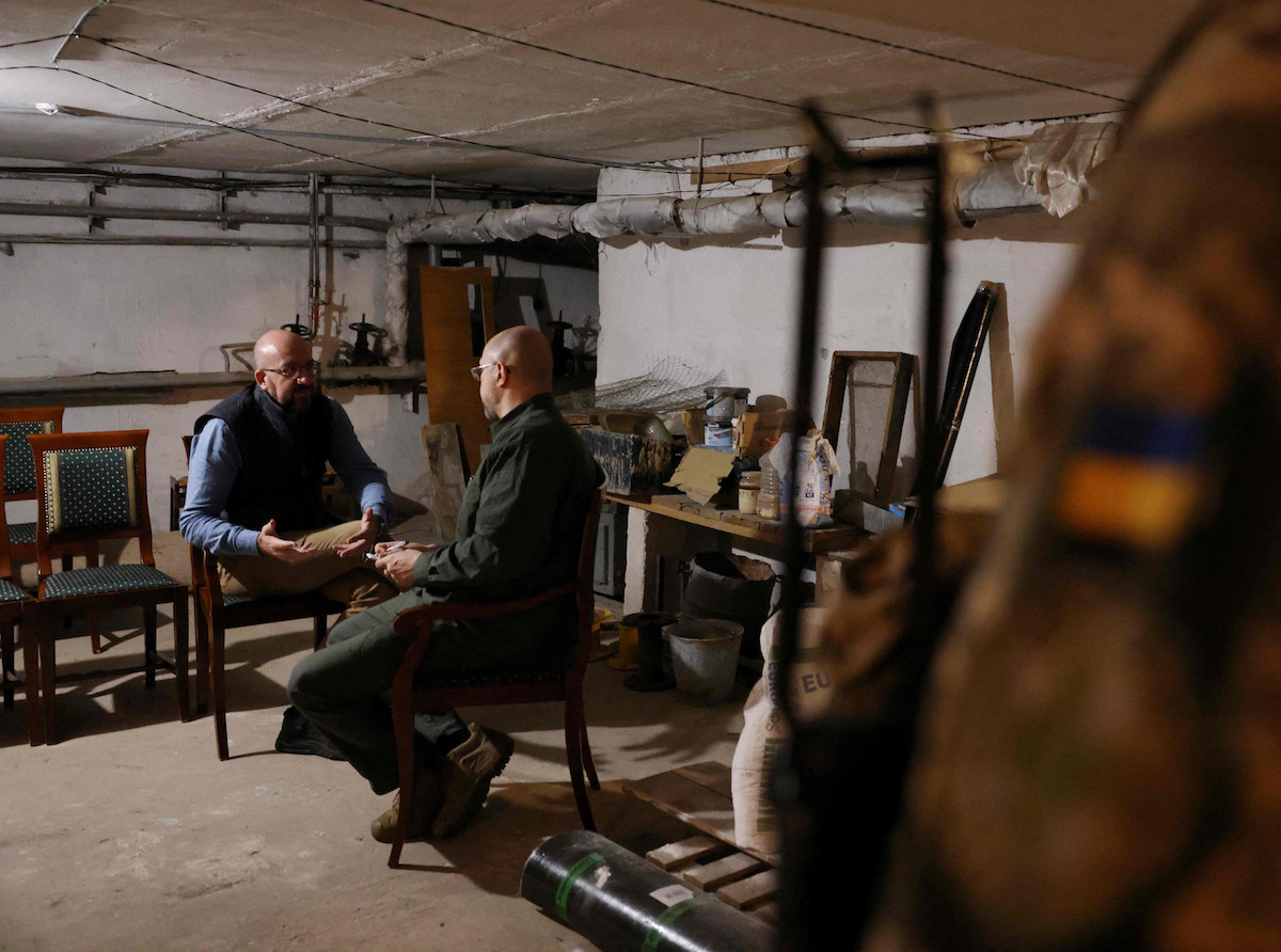 Cùng ngày, Quân đội Ukraine tại Nhà máy thép Azov đã tổ chức họp báo trực tuyến; Paramar, Phó chỉ huy Tiểu đoàn Azov nói rằng, việc đầu hàng là không thể chấp nhận được, và đó sẽ là một món quà lớn cho kẻ thù.