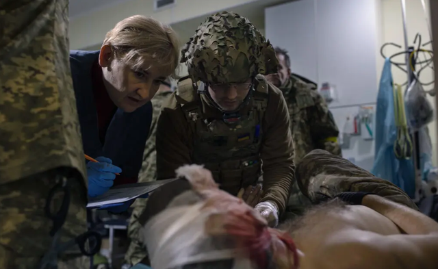 Giờ đây, quân đội Ukraine đã bắt đầu mất quyền kiểm soát hướng Donbass, và quân đội Nga đã bắt đầu giành được những chiến thắng quan trọng và chiếm giữ các vùng lãnh thổ quan trọng và trận chiến mùa đông đang đến sẽ rất ác liệt, trái ngược với thời tiết lạnh giá ở vùng Đông Âu.