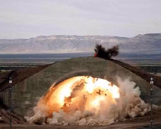 Theo thông tin, khi Không quân Nga thả một quả bom nhiệt áp, tất cả quân Ukraine trong vòng vài trăm mét đều bị ảnh hưởng vì sóng xung kích cực lớn do bom nhiệt áp tạo ra, khiến binh lính Ukraine đang ẩn nấp trong hầm, cũng không chống nổi sóng xung kích.