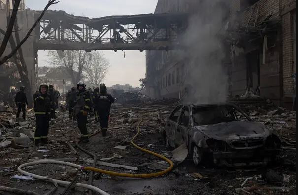 Tất nhiên, vị trí gần tiền tuyến, cũng khiến nhà máy dễ bị tấn công bằng vũ khí tầm xa của Nga; tuy nhiên bất chấp những mối đe dọa, Nhà máy Mykolaiv vẫn là trung tâm quan trọng cho cả sản xuất và sửa chữa xe bọc thép của Lực lượng Vũ trang Ukraine.