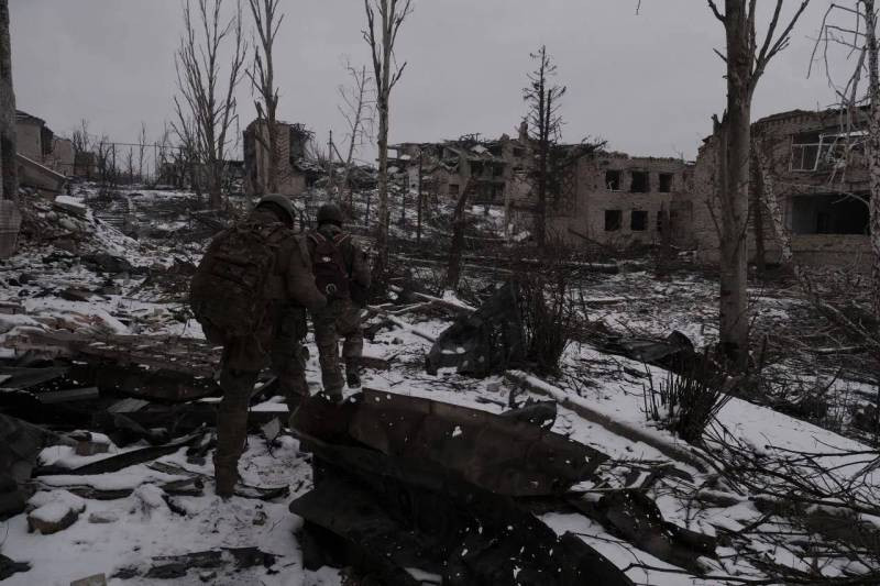 Điều này có nghĩa là quân đội Nga hoàn toàn kiểm soát việc tiếp tế hậu cần của Quân đội Ukraine cho thành phố Bakhmut và trên thực tế, quân Ukraine trong thành phố đã bị bao vây. Hiện tại, các cuộc chiến ở khu vực Bakhmut đang diễn ra rất ác liệt. 