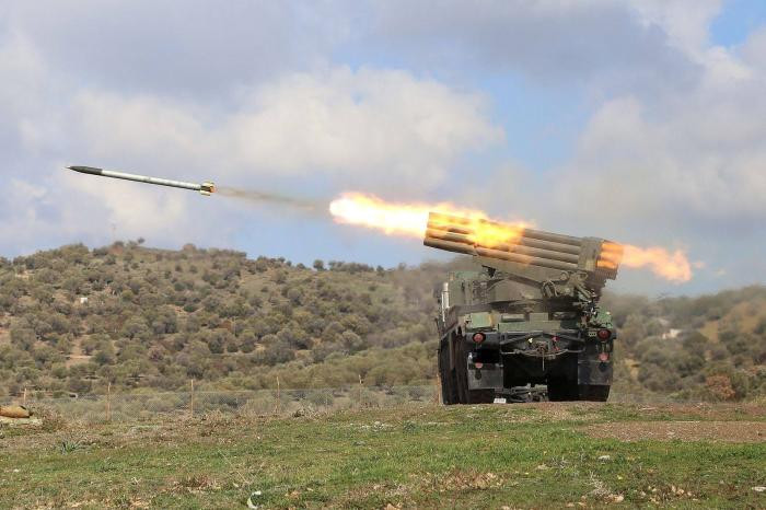 Hiện nay các tuyến đường vào Bakhmut đều bị phong tỏa, nên Quân đội Ukraine không thể chuyển quân và bảo đảm hậu cần cho lực lượng phòng thủ trong thành phố. Quân đội Nga đã sử dụng máy bay chiến đấu, tên lửa và pháo tự hành, dưới sự chỉ điểm của UAV trinh sát Orlan-30, liên tục bắn phá các tuyến đường ra vào thành phố.