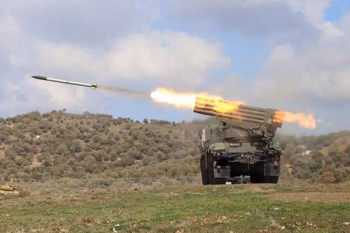 Hiện nay các tuyến đường vào Bakhmut đều bị phong tỏa, nên Quân đội Ukraine không thể chuyển quân và bảo đảm hậu cần cho lực lượng phòng thủ trong thành phố. Quân đội Nga đã sử dụng máy bay chiến đấu, tên lửa và pháo tự hành, dưới sự chỉ điểm của UAV trinh sát Orlan-30, liên tục bắn phá các tuyến đường ra vào thành phố.