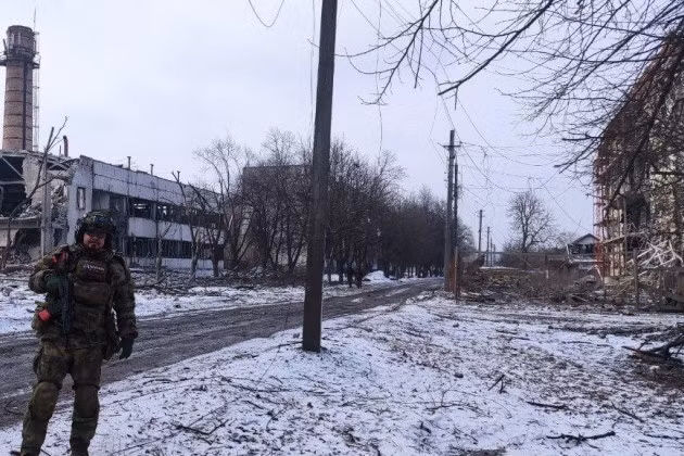 Hiện nay khu vực “vùng xám (vùng xảy ra tranh chấp hai bên và chưa thực sự thuộc về bên nào)” đang được mở rộng trong nội ô Bakhmut và quân đội Ukraine thực sự chỉ kiểm soát phần phía tây của thành phố; mặc dù vài tuần trước tình hình hoàn toàn khác. 