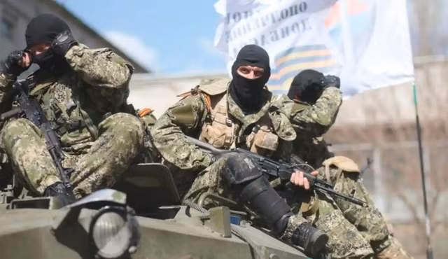 Các thiết bị nhận dạng của quân đội Nga và lực lượng dân quân thân Nga, đã không được tích hợp vào hệ thống tác chiến điện tử, dẫn đến việc hai bên không thể thực hiện liên lạc dựa trên hệ thống của người chỉ huy, khiến việc hiệp đồng trở nên khó khăn hơn.