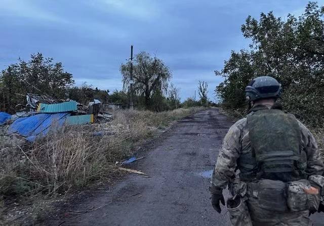 Thiết bị nhận dạng địch-ta (IFF) nhằm giúp cải thiện đáng kể khả năng chỉ huy, kiểm soát và phối hợp chiến đấu của từng đơn vị; nhất là trong chiến đấu ban đêm, chiến đấu trong thế xen cài răng lược; cải thiện khả năng phản ứng chiến đấu và giảm khả năng bị thương do “tai nạn” bắn nhầm. 