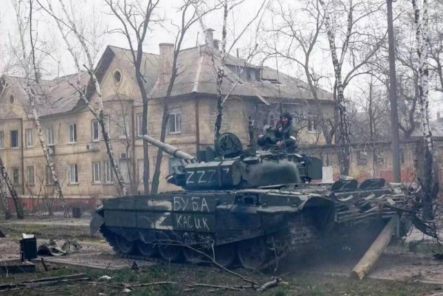 Phóng viên chiến trường Nga Roman Sapenkov viết trên trang mạng xã hội Telegram của ông rằng, nhóm tấn công của lực lượng cơ giới Ukraine, cũng đã tiến hành ngụy trang thích hợp, sơn các phương tiện chiến đấu của họ với biểu tượng chiến thuật "V" và "Z" của quân đội Nga.