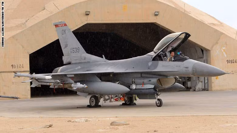 Máy bay chiến đấu, Iraq hiện đang sở hữu 18 máy bay chiến đấu F-16IQ, đây là loại máy bay tiêm kích của Mỹ bán cho Iraq gần tương đương với những chiếc F-16C/D mới của Ai Cập. Nhưng nước này cần gấp khoảng 4 lần con số đó để thực sự kiểm soát không gian của mình và Nga thực sự muốn xuất khẩu những chiếc MiG-29 này cho Iraq.