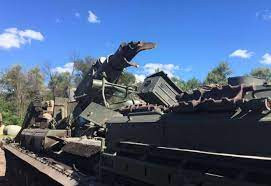 Hơn nữa, Ukraine không có hệ thống hậu cần hoàn chỉnh và hiệu quả, thậm chí các mẫu pháo cũng không thống nhất, nên đương nhiên không thể bảo dưỡng kịp thời sau khi sử dụng với cường độ cao. Dẫn đến vấn đề tuổi thọ của pháo của Ukraine thậm chí còn ngắn hơn và hay xảy ra sự cố nghiêm trọng hơn như việc nổ nòng pháo.