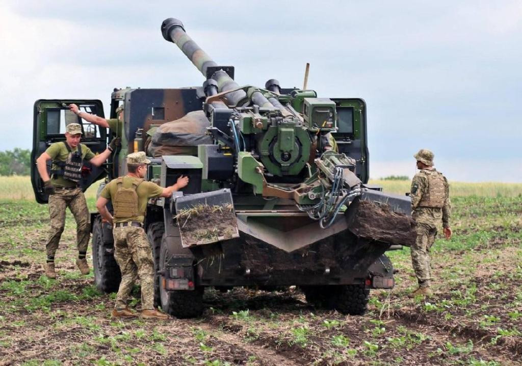 Ngược lại, trong cuộc chiến ở Afghanistan, quân đội NATO chỉ bắn khoảng 300 viên đạn pháo mỗi ngày, và lượng tiêu thụ đạn pháo của Ukraine ở chiến trường Donbass trong một ngày, tương đương với một tháng của quân đội NATO trong cuộc chiến ở Afghanistan. 