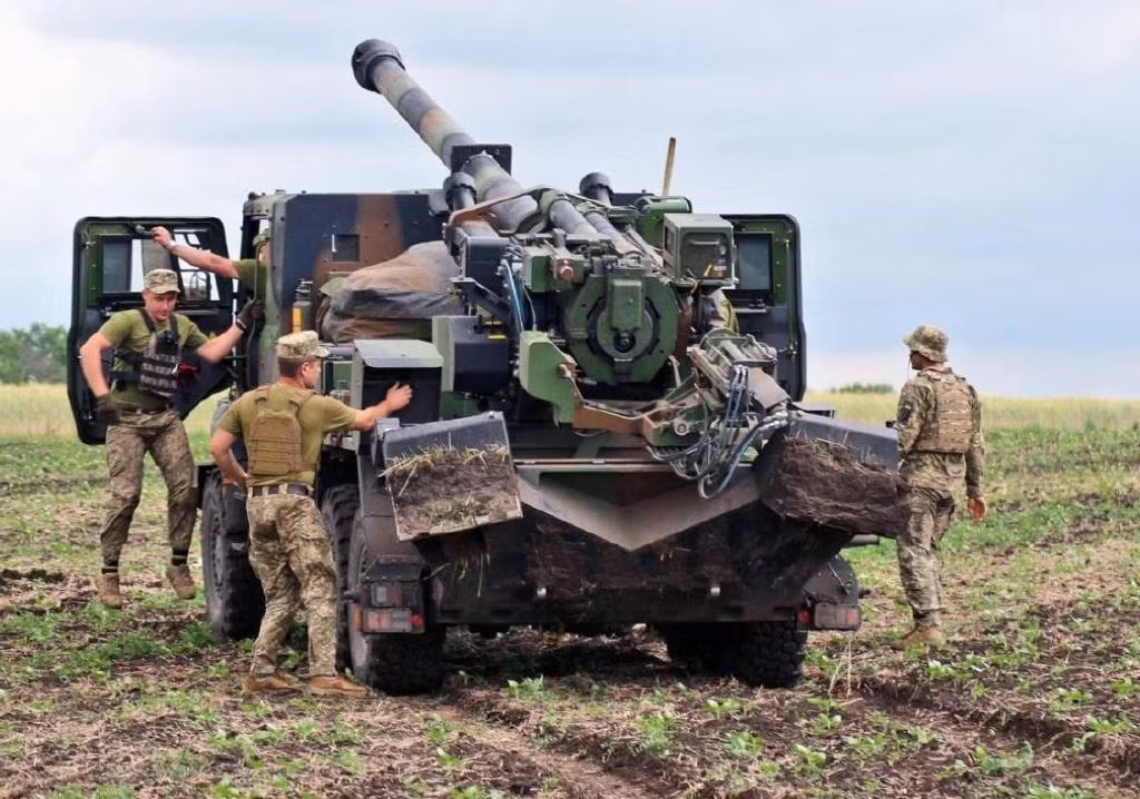 Ngược lại, trong cuộc chiến ở Afghanistan, quân đội NATO chỉ bắn khoảng 300 viên đạn pháo mỗi ngày, và lượng tiêu thụ đạn pháo của Ukraine ở chiến trường Donbass trong một ngày, tương đương với một tháng của quân đội NATO trong cuộc chiến ở Afghanistan. 