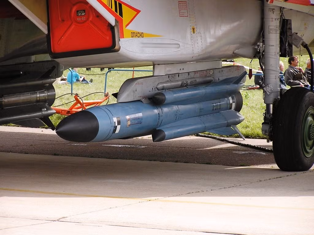 Điều không nói nên lời hơn là khi tiêm kích bom Su-34 thực hiện nhiệm vụ ném bom, mà dự đoán ở khu vực phòng không đối phương hoạt động mạnh, nhưng Su-34 không được trang bị tên lửa chống bức xạ Kh-31PD, có khả năng thực hiện các hoạt động chế áp phòng không (radar).