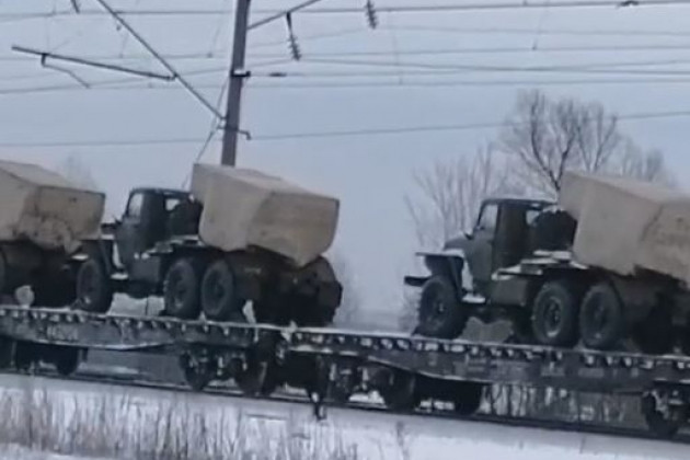 Trong khi đó trên mạng xã hội, vừa xuất hiện một đoàn tàu chở vũ khí hạng nặng của Quân đội Nga, tiếp tục di chuyển về phía biên giới Ukraine.