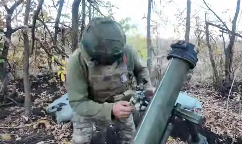 Nguồn tin của Ukraine cho biết, Quân đội Nga đang thực hiện các đợt tấn công vào trong thành phố Kurakhove bằng các đợt pháo kích. Các mục tiêu chính ở Kurakhovo diễn ra vào ga xe lửa Roya và các cuộc tấn công vào đây, được thực hiện từ các điểm cao mà quân Nga mới chiếm được ở phía bắc hồ chứa. 