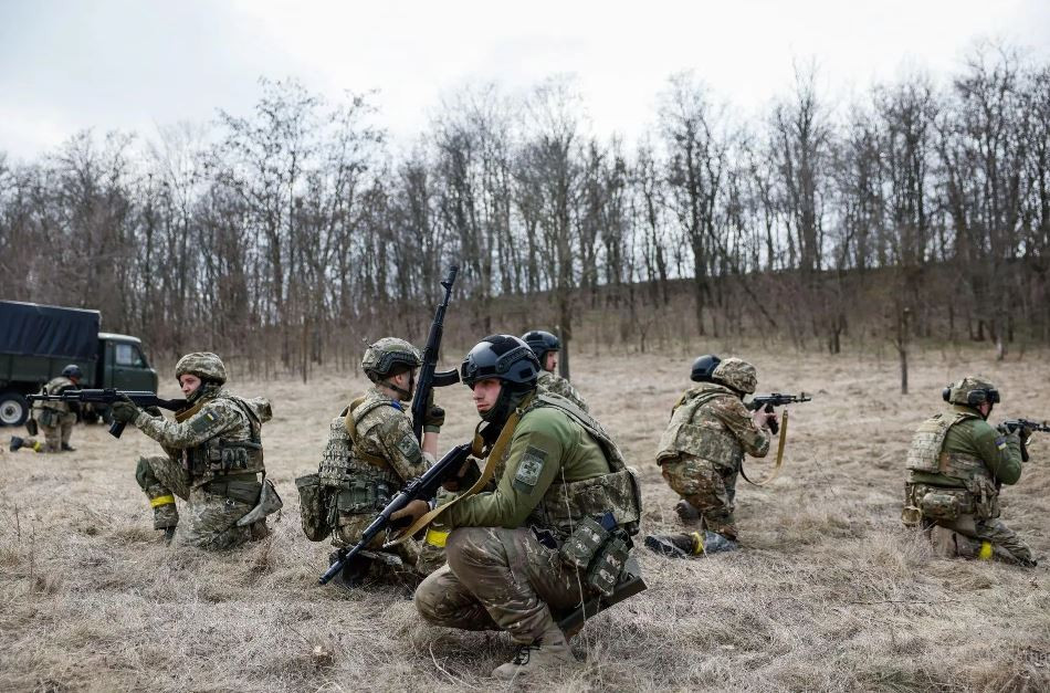 Lực lượng tiếp viện với hai lữ đoàn bộ binh cơ giới của Quân đội Ukraine từ hướng mặt trận Zaporozhye đã đến Chasov Yar vào ngày 9/4 và bước vào chiến đấu ngay. Đồng thời hệ thống phòng thủ ở phần phía nam của tiểu khu kênh đào và phần phía đông của thành phố đã được tăng cường.