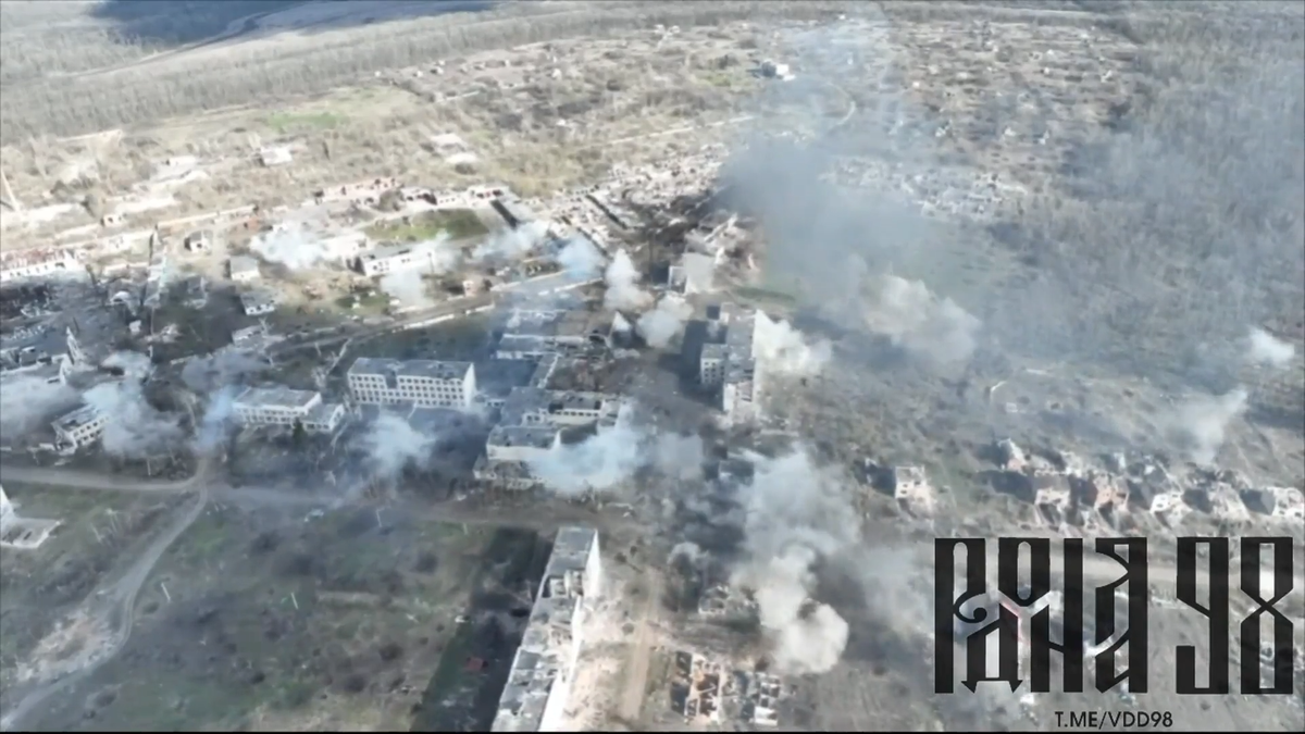 Tuy nhiên, Quân đội Ukraine vẫn có thể tổ chức phòng thủ hiệu quả bằng cách dựa vào các tòa nhà cao tầng trong thành phố và những công sự bê tông cốt thép đúc sẵn (các phần bê tông đúc sẵn được chôn sâu hoặc một nửa chôn dưới lòng đất).