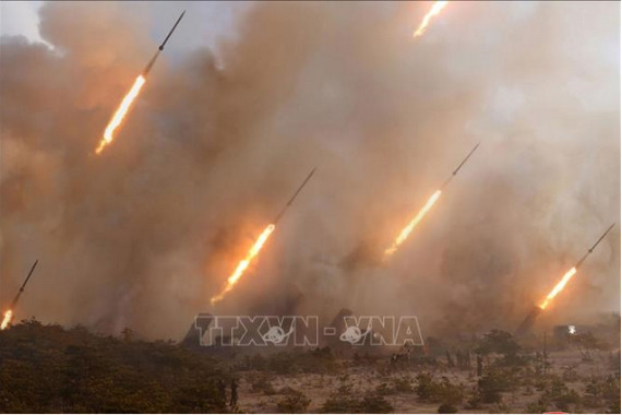 Ngay bên kia khu vực phi quân sự cách đó 30 km, Quân đội Triều Tiên đã triển khai hàng trăm hệ thống pháo tầm xa, mà Bình Nhưỡng đã nhiều lần đe dọa biến khu vực thủ đô Seoul, nơi sinh sống của hơn 25 triệu dân, thành một “biển lửa”.
