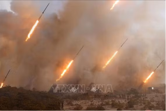 Ngay bên kia khu vực phi quân sự cách đó 30 km, Quân đội Triều Tiên đã triển khai hàng trăm hệ thống pháo tầm xa, mà Bình Nhưỡng đã nhiều lần đe dọa biến khu vực thủ đô Seoul, nơi sinh sống của hơn 25 triệu dân, thành một “biển lửa”.