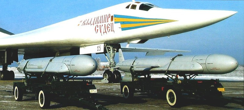 Tín hiệu phản xạ radar của Kh-555 nhỏ hơn Kh-55 SM. Tuy nhiên, Kh-555 không phải là tên lửa tàng hình như Kh-101. Chuyến bay đầu tiên của Kh-101 diễn ra vào năm 1998 và các thử nghiệm đánh giá bắt đầu vào năm 2000. Còn tên lửa Kh-555 thử nghiệm và phê duyệt sản xuất vào năm 1999; được Không quân Nga đưa vào biên chế năm 2004.