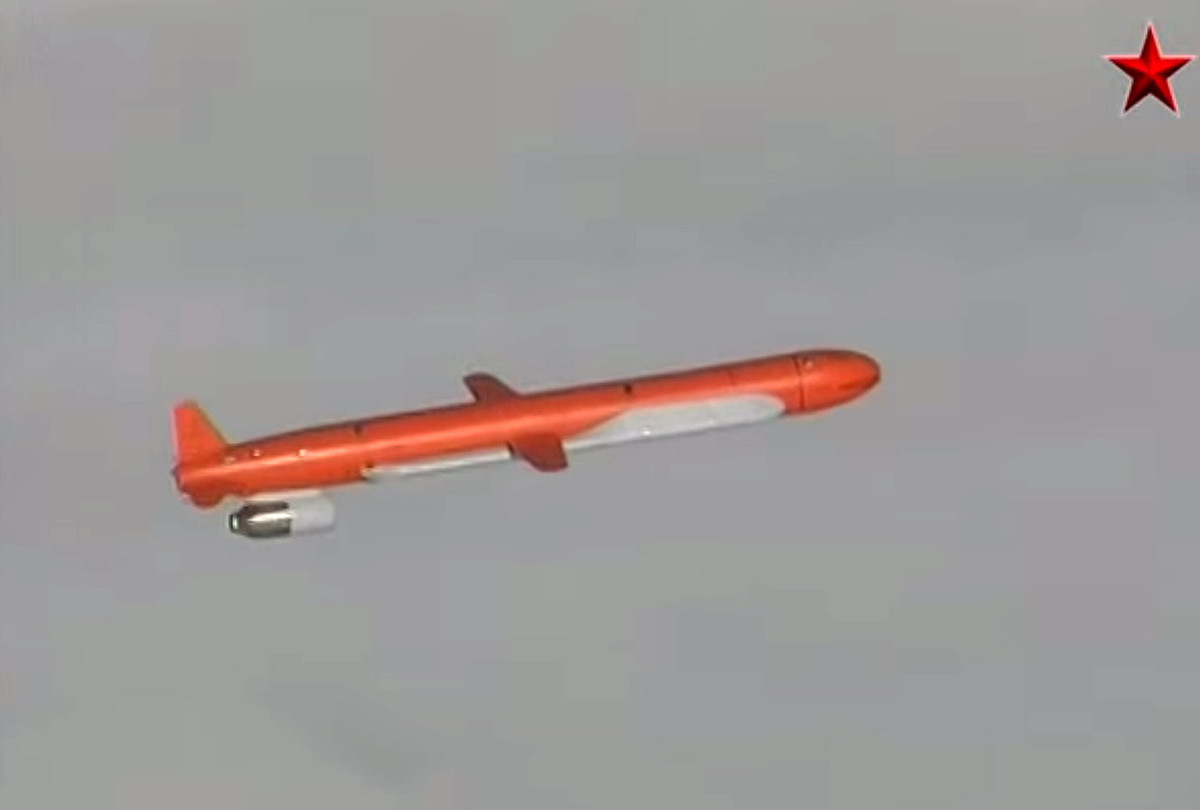 Không chỉ riêng Quân đội Nga, mà các quân đội trên khắp thế giới đều cố gắng sử dụng các hệ thống vũ khí đã loại biên để sử dụng hiệu quả. Và có khả năng, Nga đang sử dụng tên lửa Kh-55 SM, đã rút khỏi vai trò chiến lược và được trang bị đầu đạn trơ, làm mồi nhử để nhử các hệ thống phòng không của Ukraine “bật đèn” để giao chiến với tên lửa, làm lộ vị trí của chúng và để Su-35S tấn công bằng tên lửa bức xạ Kh-31PD.